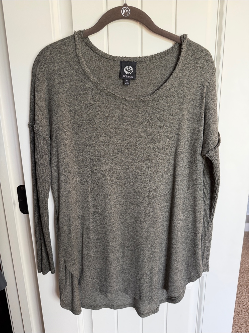 bobeau Heather Gray Long Sleeve Raw-Edge Knit Top